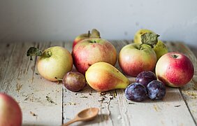 appels, peren en pruimen op een houten tafel