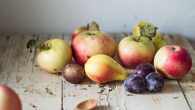 appels, peren en pruimen op een houten tafel