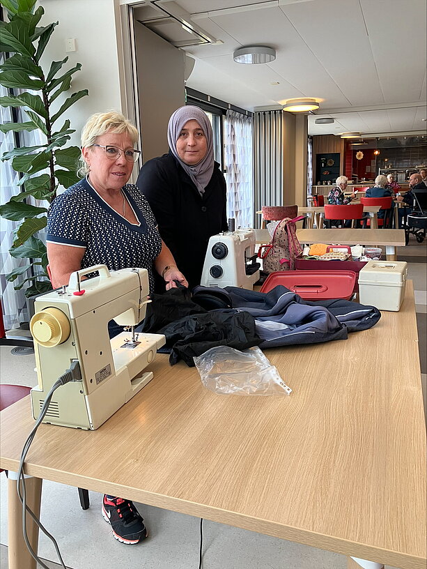 Repair-cafe-ruinen-twee-vrouwen