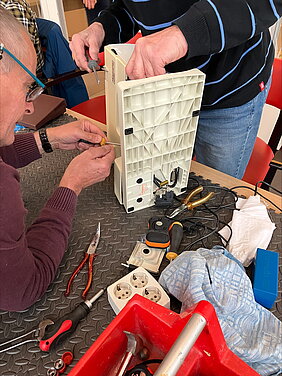 Repair-cafe-ruinen-werken-aan-naaimachine