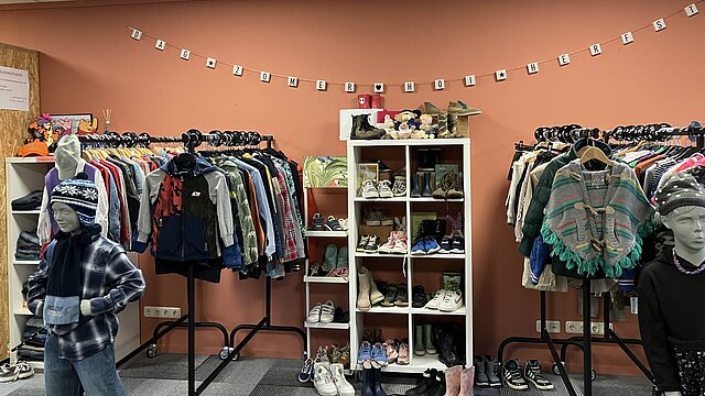 tweedehandswinkel met kledingrekken vol met kleding