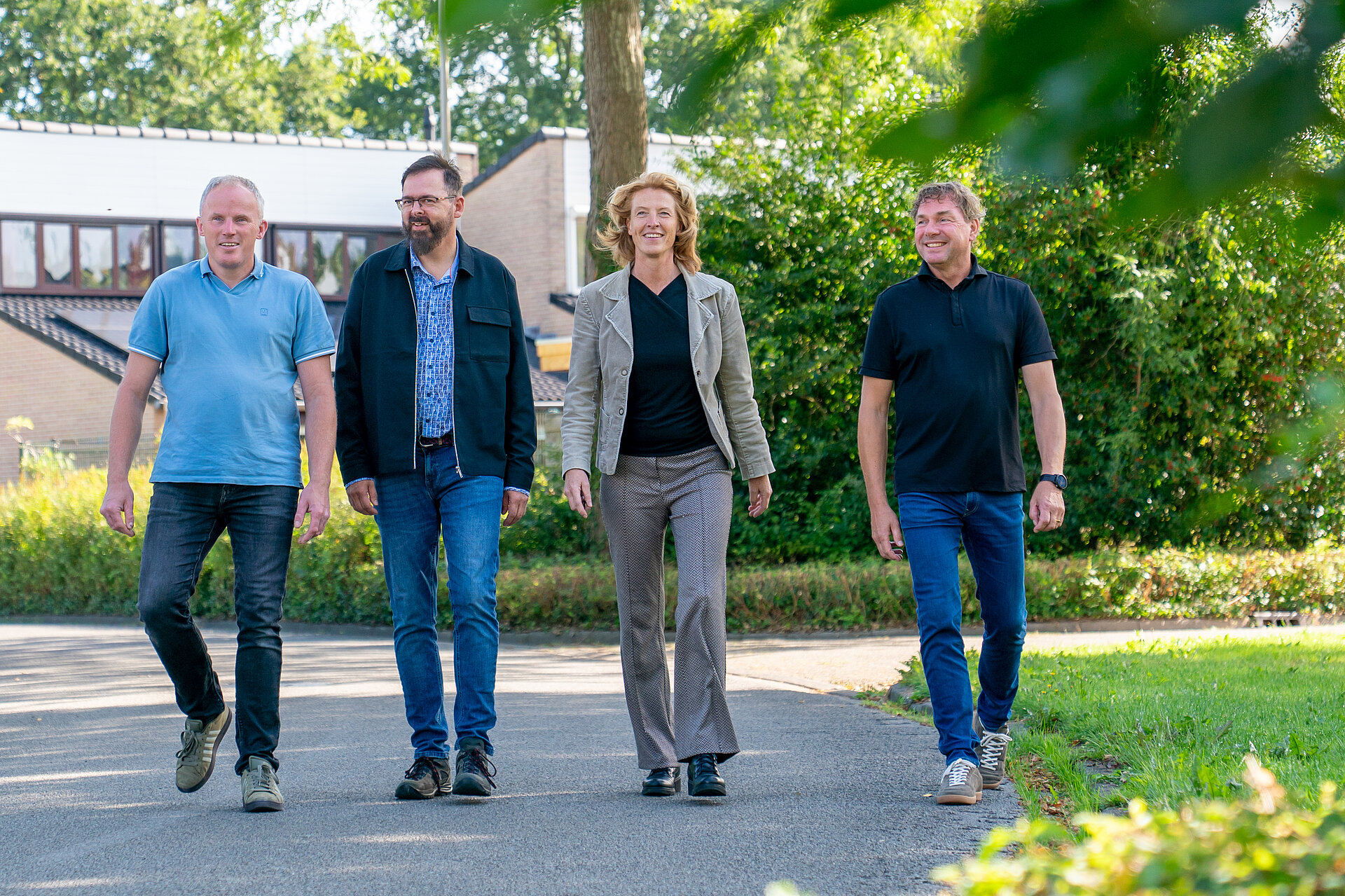 vier energieadviseurs lopen op straat