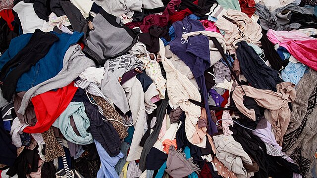 gebruikte kleding ligt op een grote bult