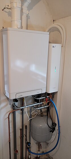 cv ketel hangt aan de muur in huis