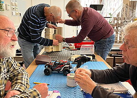 Repair-cafe-ruinen-4-mannen-aan-tafel