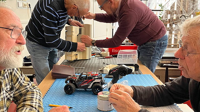 Repair-cafe-ruinen-4-mannen-aan-tafel