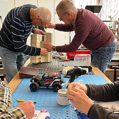 Repair-cafe-ruinen-4-mannen-aan-tafel