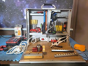Open gereedschapskist staat op tafel