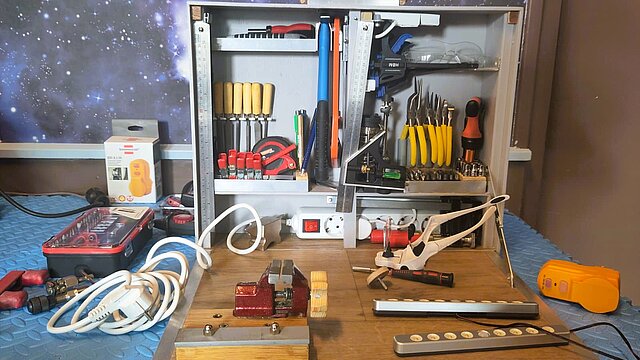 Open gereedschapskist staat op tafel