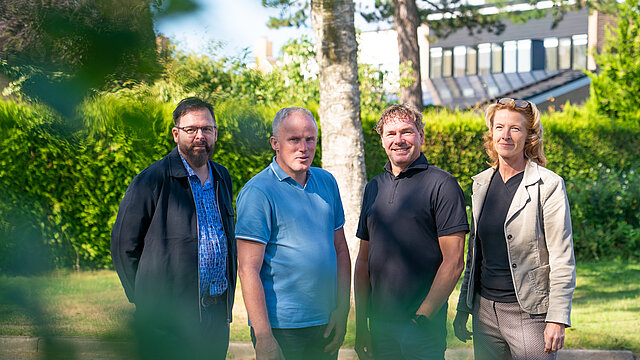 vier energieadviseurs staan naast elkaar
