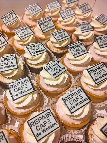 veel kleine gebakjes naast elkaar met Repair Café De Wolden erop